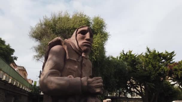 Stintino サルデーニャ島 イタリア 2023年5月18日 曇りの日にマリーナの市内公園内の石造像 — ストック動画
