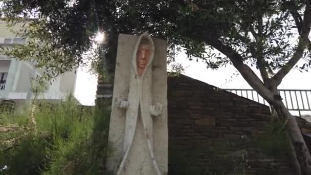 Stintino Sardinia Italy May 2023 多云的日子里 码头上公园里的石像 — 图库视频影像