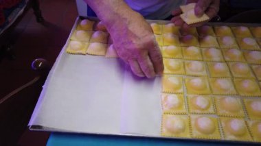 Geleneksel İtalyan yemeği olan ev yapımı ricotta ve safran ravioli hazırlama videosu.