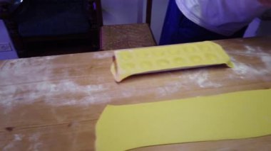 Geleneksel İtalyan yemeği olan ev yapımı ricotta ve safran ravioli hazırlama videosu.