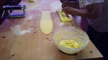 Geleneksel İtalyan yemeği olan ev yapımı ricotta ve safran ravioli hazırlama videosu.