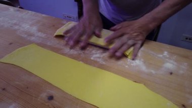 Geleneksel İtalyan yemeği olan ev yapımı ricotta ve safran ravioli hazırlama videosu.