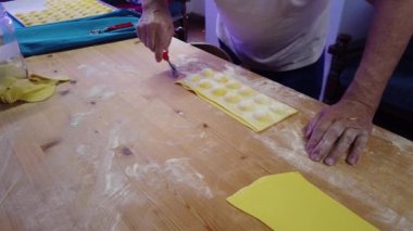 Geleneksel İtalyan yemeği olan ev yapımı ricotta ve safran ravioli hazırlama videosu.