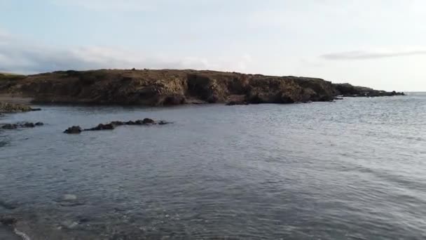 Sylwetka Skał Widokiem Małą Zatokę Sardynii Zachodzie Słońca Pochmurny Dzień — Wideo stockowe