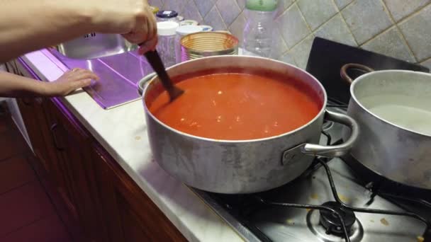 Σάλτσα Ντομάτας Ανακατεύεται Καθώς Σιγοβράζει Στη Σόμπα Μια Ιταλική Κουζίνα — Αρχείο Βίντεο