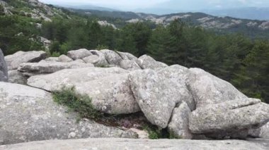 Sardunya 'daki yüksek Gallura dağlarının manzarası rüzgarlı ve bulutlu bir günde.