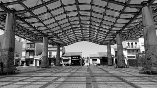 Olbia, Sardinya, 2 Mayıs 2023. Şehrin tarihi merkezinde pazar meydanını tamamen kaplayan yapı..
