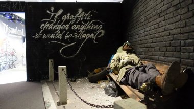 Stockholm, İsveç, 29 Aralık 2023. Sanat sergisi. Banksy 'nin gizemi. Dahi bir zeka. Sürtük.