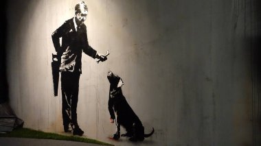 Stockholm, İsveç, 29 Aralık 2023. Sanat sergisi. Banksy 'nin gizemi. Dahi bir zeka. Adam ve köpek..