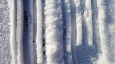 Kuzey Avrupa 'da kristalize kar üzerinde ayak izleri Ocak ayının güneşli bir sabahında.