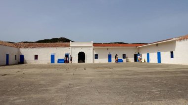 Asinara, İtalya, 11 Ağustos 2021. Bir yaz sabahı, adadaki eski hapishanenin avlusunda..