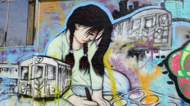 Stockholm, Snosatra, İsveç, Nisan 04: 22. Şehrin kenar mahallelerinde grafiti sergisi. Kız.