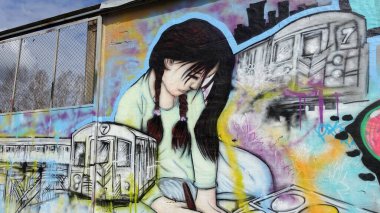 Stockholm, Snosatra, İsveç, Nisan 04: 22. Şehrin kenar mahallelerinde grafiti sergisi. Kız.