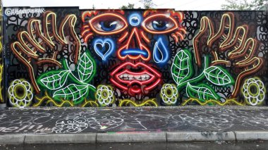 Stockholm, Snosatra, İsveç, 20 Ağustos 2022. Şehrin kenar mahallelerinde grafiti sergisi. Dişler.