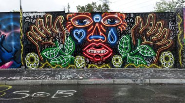 Stockholm, Snosatra, İsveç, 20 Ağustos 2022. Şehrin kenar mahallelerinde grafiti sergisi. Dişler.