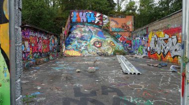 Stockholm, Snosatra, İsveç, 20 Ağustos 2022. Şehrin kenar mahallelerinde grafiti sergisi. Kaya.