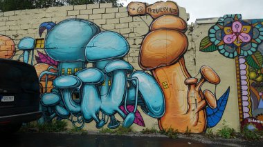 Stockholm, Snosatra, İsveç, 20 Ağustos 2022. Şehrin kenar mahallelerinde grafiti sergisi. Mantarlar.