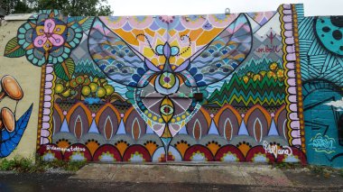 Stockholm, Snosatra, İsveç, 20 Ağustos 2022. Şehrin kenar mahallelerinde grafiti sergisi. Kanatlar.