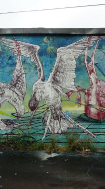 Stockholm, Snosatra, İsveç, 20 Ağustos 2022. Şehrin kenar mahallelerinde grafiti sergisi. Kuşlar.