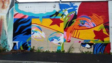 Stockholm, Snosatra, İsveç, 20 Ağustos 2022. Şehrin kenar mahallelerinde grafiti sergisi. Yıldızlar.