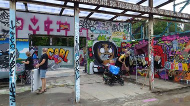 Stockholm, Snosatra, İsveç, 20 Ağustos 2022. Şehrin kenar mahallelerinde grafiti sergisi. Hazırlıklar.