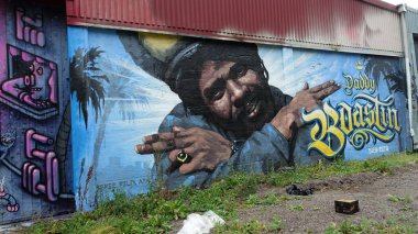 Stockholm, Snosatra, İsveç, 20 Ağustos 2022. Şehrin kenar mahallelerinde grafiti sergisi. Portre.