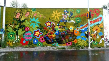 Stockholm, Snosatra, İsveç, 20 Ağustos 2022. Şehrin kenar mahallelerinde grafiti sergisi. Çiçek gücü.