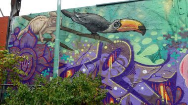 Stockholm, Snosatra, İsveç, 20 Ağustos 2022. Şehrin kenar mahallelerinde grafiti sergisi. Mor.