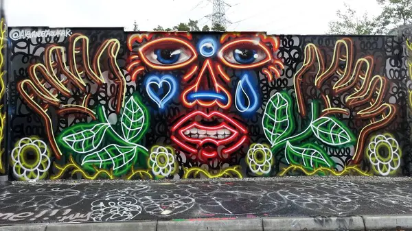 Stockholm, Snosatra, İsveç, 20 Ağustos 2022. Şehrin kenar mahallelerinde grafiti sergisi. Dişler.