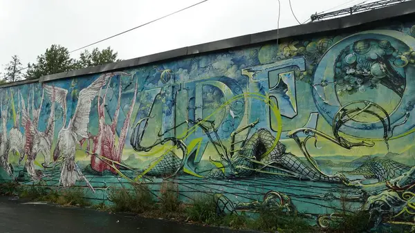 Stockholm, Snosatra, İsveç, 20 Ağustos 2022. Şehrin kenar mahallelerinde grafiti sergisi. Video.