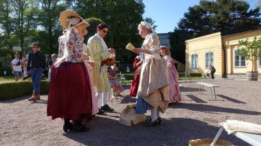 Uppsala, İsveç, 18 Mayıs 2024. Linnaeus Bahçe Partisi 'nde bir gün. 1700 'lerin teması. Ayrıl.