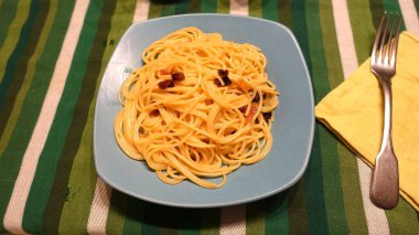 Bir tabak al dente spagetti carbonara..