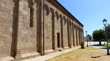 Olbia, İtalya, 6 Ağustos 2021. San Simplicio Bazilikası 'nın tarihi şehir merkezinde bir yaz günü görüntüsü..