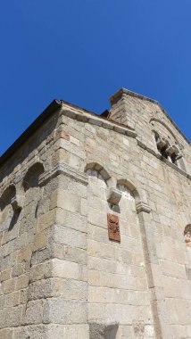 Olbia, İtalya, 6 Ağustos 2021. San Simplicio Bazilikası 'nın tarihi şehir merkezinde bir yaz günü görüntüsü..