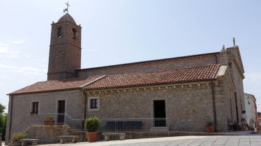 San Antonio di Gallura, İtalya, 4 Ağustos 2021. Bir yaz günü şehrin tarihi merkezindeki katedral..