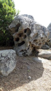 İtalya 'nın Sardunya bölgesindeki Gallura bölgesinde rüzgarın şekillendirdiği dev kayalara bir göz atmak..