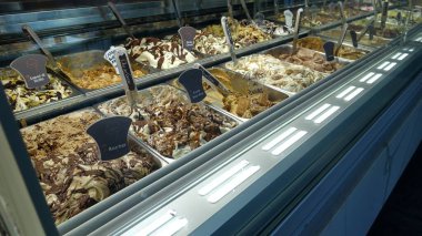 Rocca Monfina, İtalya, 22 Haziran 2024. Kasabadaki bir dondurmacının tezgahına bir göz atalım..