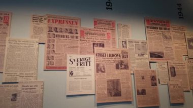 Stockholm, İsveç, 3 Ağustos 2024. Soykırım Müzesi İç Görünüm Gazetesi makaleleri