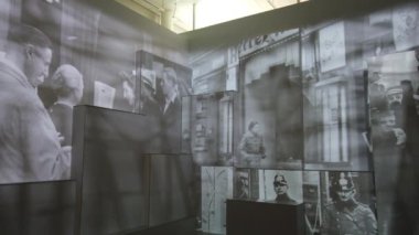 Stockholm, İsveç, 3 Ağustos 2024. Soykırım Müzesi İç Görünüm Fotoğraf Sergisi