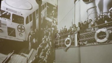 Stockholm, İsveç, 3 Ağustos 2024. Soykırım Müzesi İç Görünüm Fotoğraf Sergisi