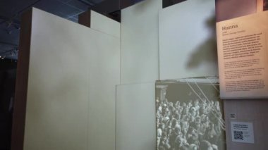 Stockholm, İsveç, 3 Ağustos 2024. Soykırım Müzesi İç Görünüm Fotoğraf Sergisi
