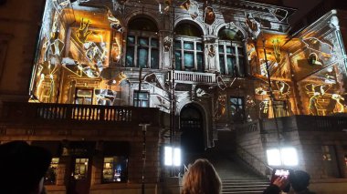 Stockholm, İsveç, 7 Aralık 2024. Sanat kurulumu merkezdeki tarihi bir binaya yansıtılıyor.