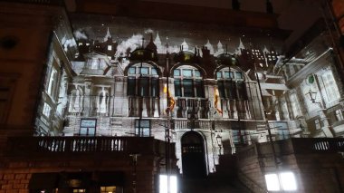 Stockholm, İsveç, 7 Aralık 2024. Sanat kurulumu merkezdeki tarihi bir binaya yansıtılıyor.