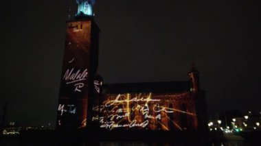 Stockholm, İsveç, 7 Aralık 2024. Kadın Nobel Ödülleri 'ne adanmış sanat eserleri merkezdeki tarihi bir binaya yansıtılıyor..