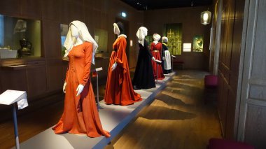 Stockholm, İsveç, 7 Aralık 2024. Tarih müzesinde Ortaçağ giysi sergisi.