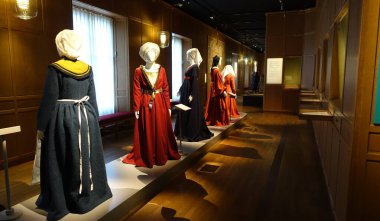 Stockholm, İsveç, 7 Aralık 2024. Tarih müzesinde Ortaçağ giysi sergisi.