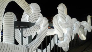 Stockholm, İsveç, 7 Aralık 2024. Merkezi kareye aydınlatmalı beyaz plastik tüplerle sanat kurulumu.