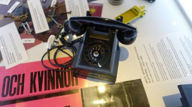 Stockholm, İsveç, 7 Aralık 2024. Şehrin tarih müzesinde sergilenen eski siyah bir telefon..