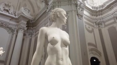 Napoli, İtalya, 29 Aralık 2024. Jago Sanat Müzesi. Ayakta duran genç bir kadın heykeli.