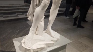 Napoli, İtalya, 29 Aralık 2024. Jago Sanat Müzesi. Ayakta duran genç bir kadın heykeli.